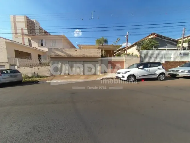 Casa espaçosa no centro da cidade com quintal grande
