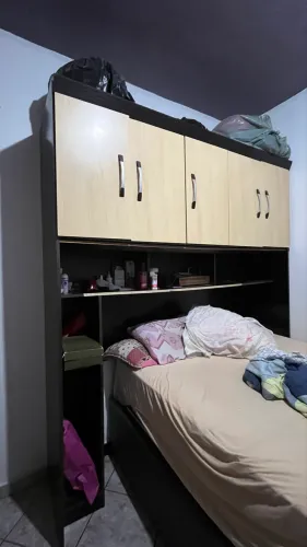 Guarda roupa sobre cama