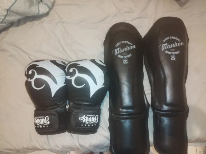 Luvas de Box e Caneleiras