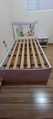 Cama com colchão + mesinha de cabeceira da Tinker Bell