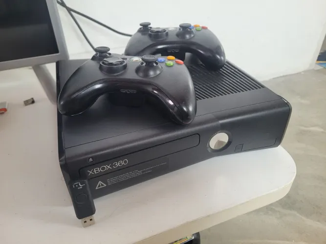 VENDO OU TROCO XBOX 360 DESBLOQUEADO RGH + 2 CONTROLES ORIGINAIS + FONTE ORIGINAL+19 JOGOS