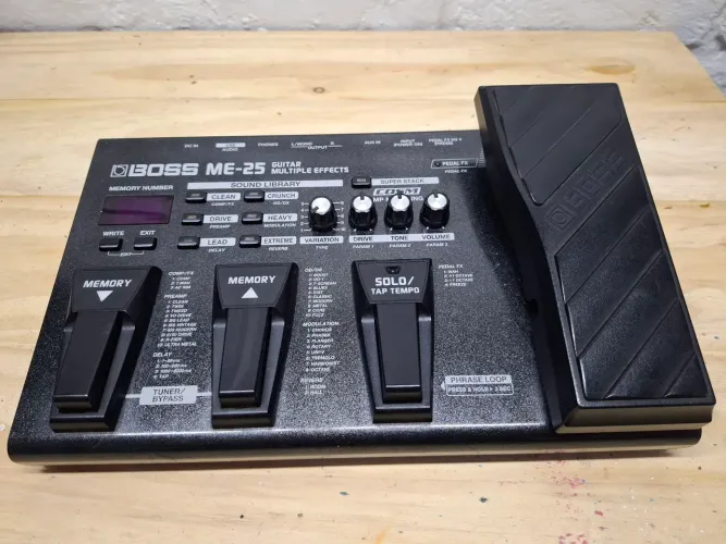 Pedaleira Boss Me-25