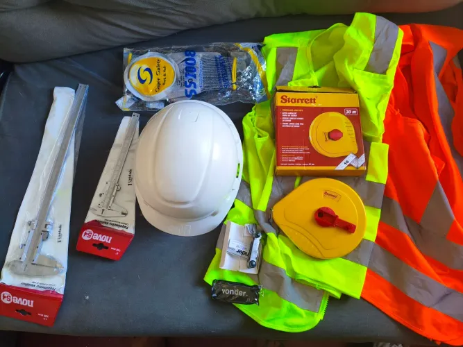 Conjunto completo de ferramentas essenciais para construção e medição.