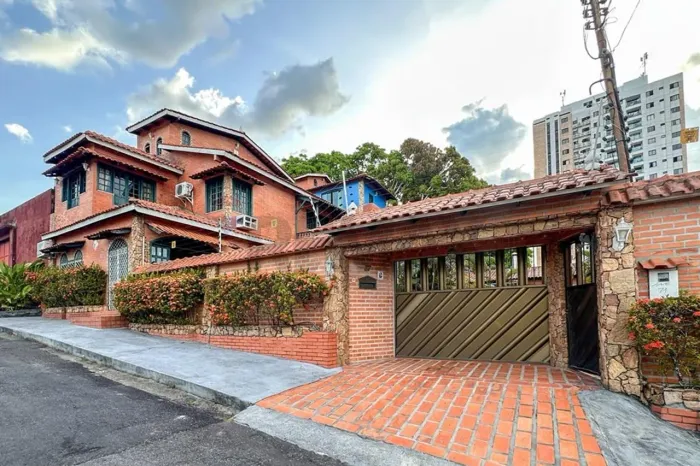 Casa Ampla na Ponta Negra | 8 Suítes | 507 m² de Terreno - Potencial Residencial e Comerci