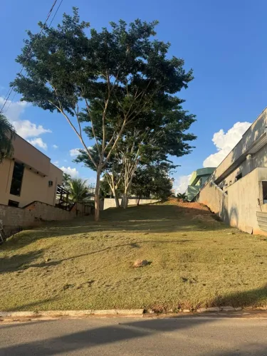 LOTE À VENDA NO CONDOMÍNIO DO LAGO, COM 551,34 m² - GOIÂNIA-GO.