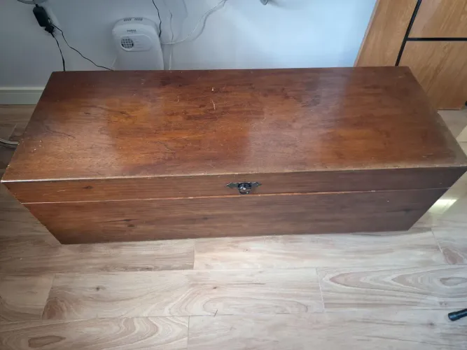 Baú em pinos, 1,35 cm de comprimento  50cm de largura e 42cm de altura
