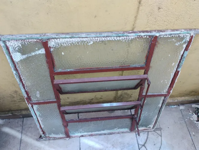 Vitro basculante de ferro com vidros tamanho 80cm por 80 cm