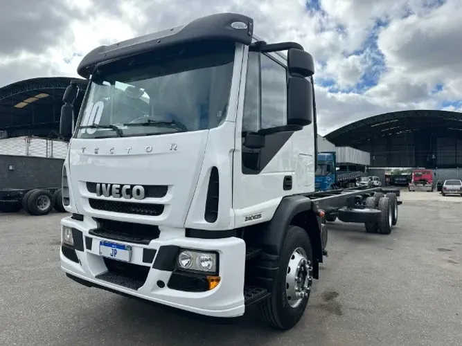 iveco tector 240e25 truck chassi ano 2010