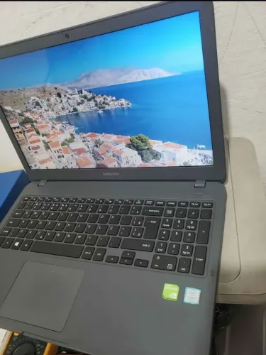 Vendo Notebook Samsung/ Intel core i7 8th/12 Gigas Ram DDR4/Bateria ok/SSD 240 Gigas