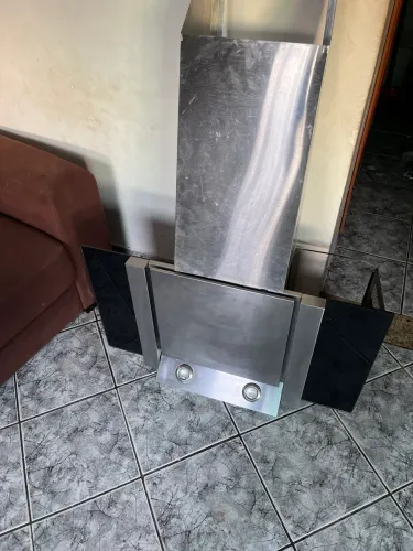 depurador de ar em aço inoxidável com detalhes em vidro preto,