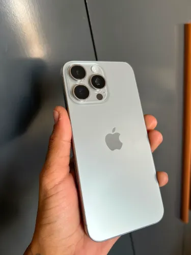 Vendo iPhone 15 pro max 256 bateria 89 todo original ?