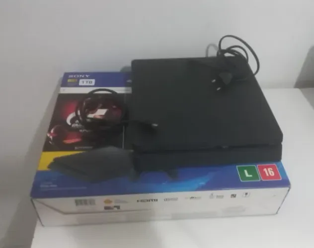Playstation 4 slim + Jogos em mídia física + Dois controles