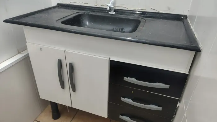 Gabinete de pia de 1m bem conservado