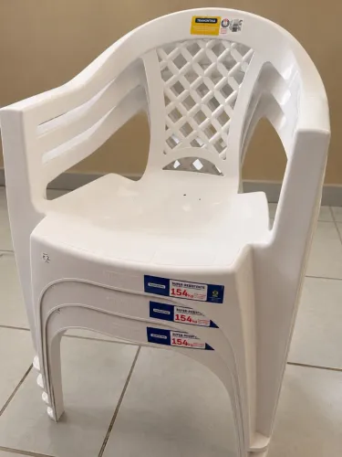 Cadeira de plástico novas