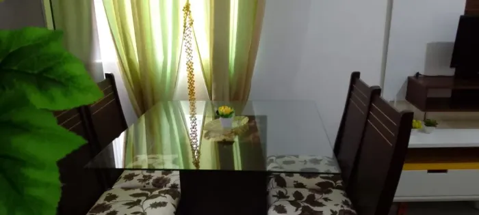 Mesa de vidro com cadeiras
