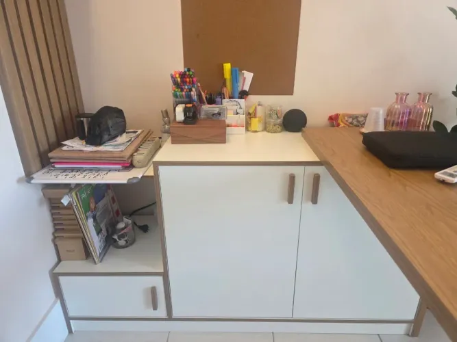 Mesa na cor mogno, em MDF + Armário branco com acabamento em mogno