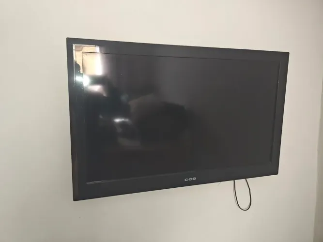 Duas TV 42 não e smart uma vai com Chromecast, fazendo virar smart, bem conservadas.