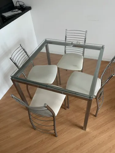 Mesa com 4 cadeiras inox