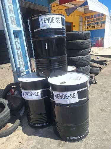 Vendo tonéis de 200 litros