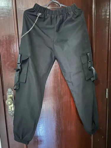Calça cargo jogger preta com corrente de prata removível 