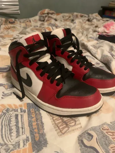 Air Jordan 1 Mid ?Chicago Black Toe?