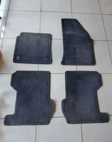 VENDO JOGO de TAPETES do Ford Fiesta 2002/2014, em BORRACHA e CARPETE, são ORIGINAIS<br>