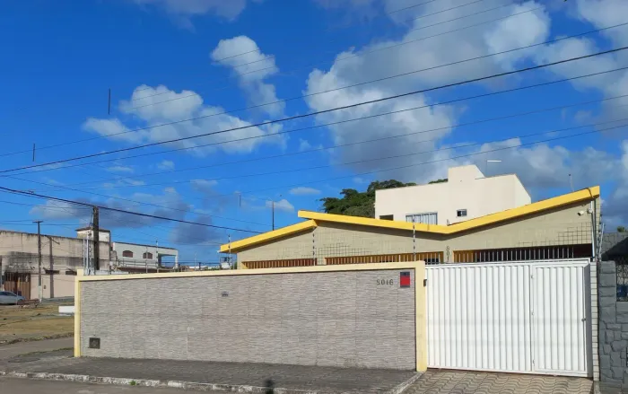 Vende-se Casa no Pitimbu - Cidade satélite