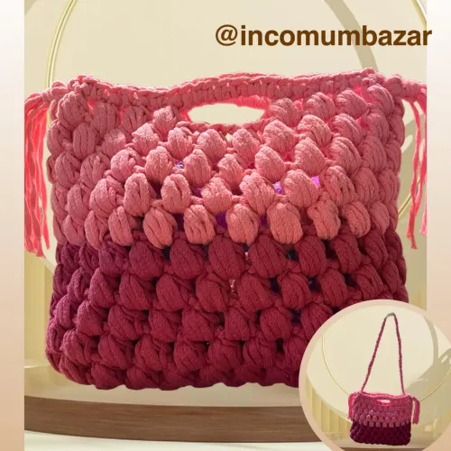 Bolsa de crochê feita à mão.