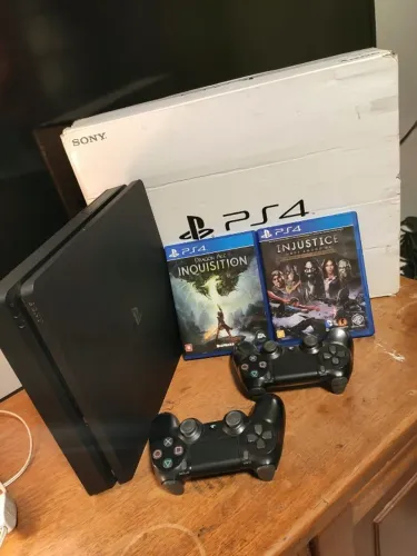 playstation 4 slim - 500gb + 2 controles e 2 Jogos