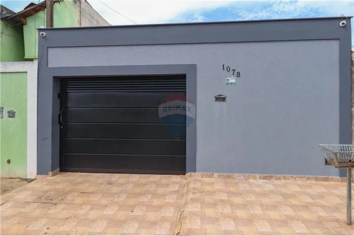 CASA a venda com 3 quartos e varanda com churrasqueira