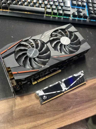 Kit placa de vídeo rx 580 gigabyte 8gb + 8gb ddr4 