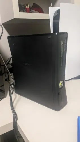 Xbox 360 + controle, cabos e kinect