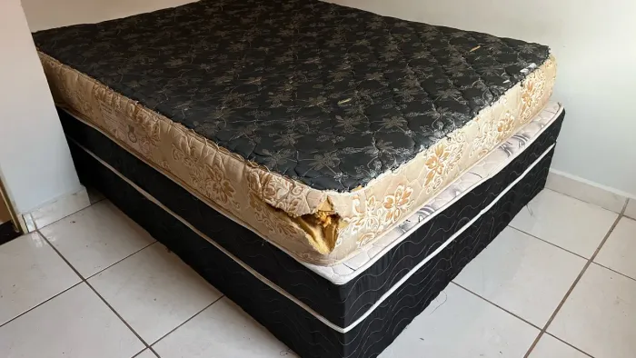 Cama Ortopédica à Venda ? Base em Ótimo Estado - Não Acompanha Colchão