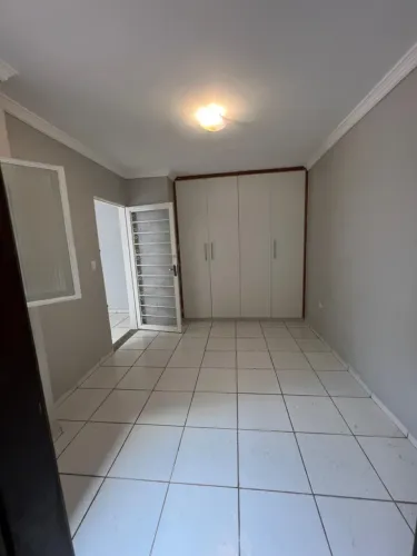 Alugo casa de fundos bem localizada