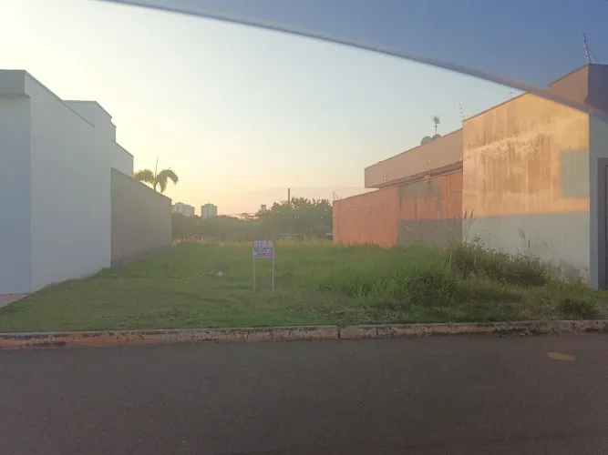 Terreno em bairro novo com ótima vizinhança.