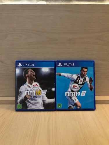 Kit FIFA 18 e FIFA 19 PS4 - Mídia física com caixas