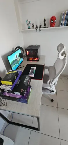 Pc gamer + mesa e cadeira
