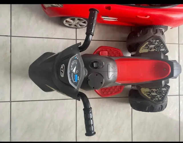 Carrinho e moto elétrica