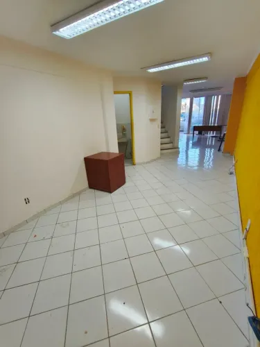 Loja térrea com espaço no segundo piso para escritório, em Cajueiros - Macaé - RJ