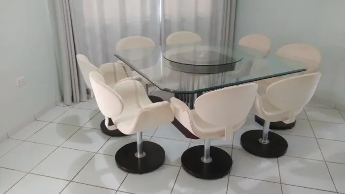 Mesa de vidro 1,5x1,5m com tampo giratório, com 8 cadeiras giratória 