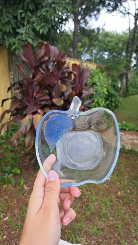 Tigela de vidro em formato de maçã, da Indonésia marca KIG.