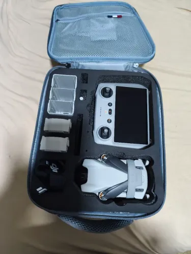 Dji mini 3 com duas baterias, controle com tela bolsa e Hub de carregamento