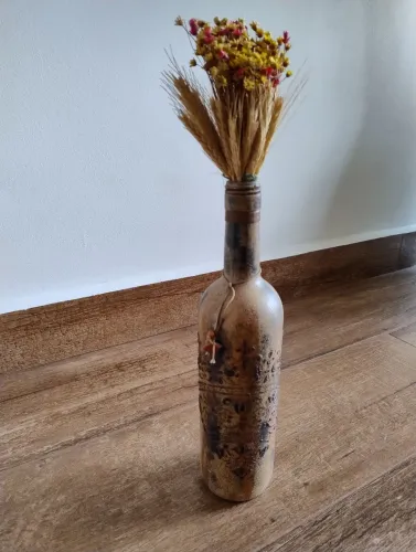 Linda garrafa decorada com flores