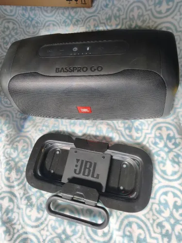 JBL BassPro Go 2 em 1 - Subwoofer + Bluetooth (Base + Chicote + Controle de Ganho)