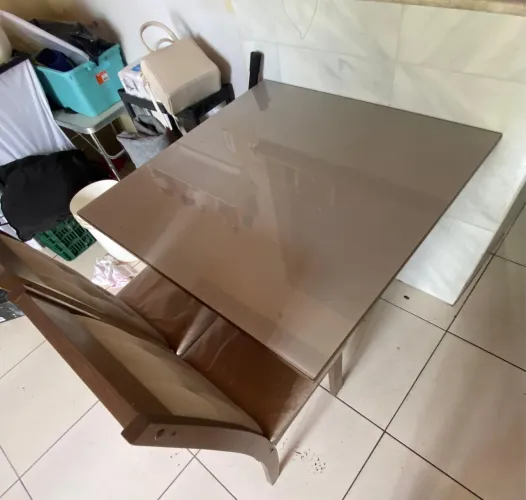 Mesa 4 lugares com 2 cadeiras 