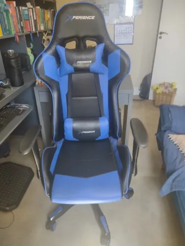 Cadeira de gamer bom estado da marca perience azul e preta linda