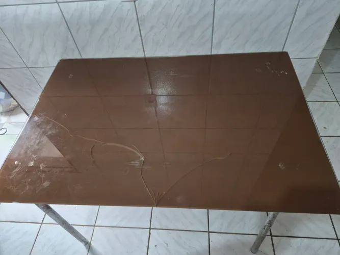 Mesa de vidro trincada