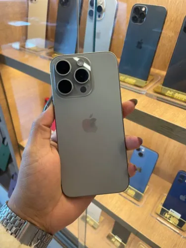 15 PRO 256GB NATURAL COM MUITA MEMÓRIA