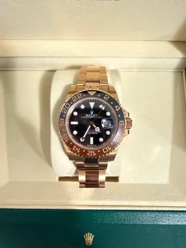 Relógio Rolex GMT Master II Rose Gold 40mm Black Dot Dial (SUPER CLONE) 