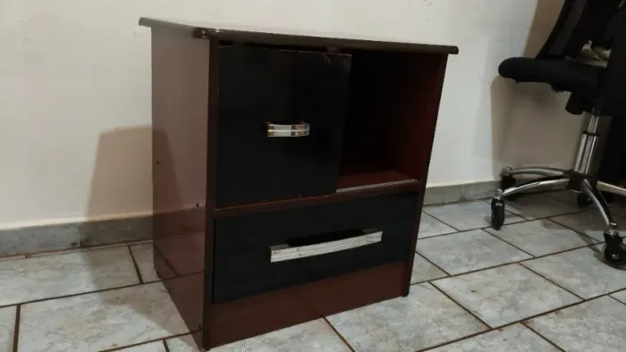 Criado-mudo em MDF com 1 Gaveta e 2 Nichos